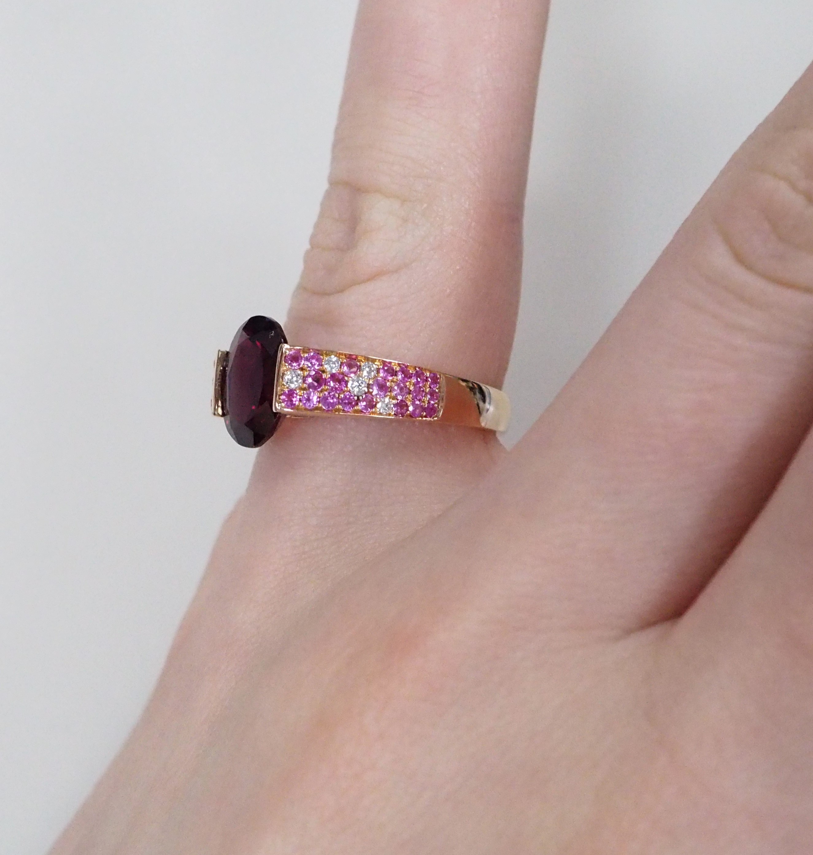 Кольцо из золота с родолитом